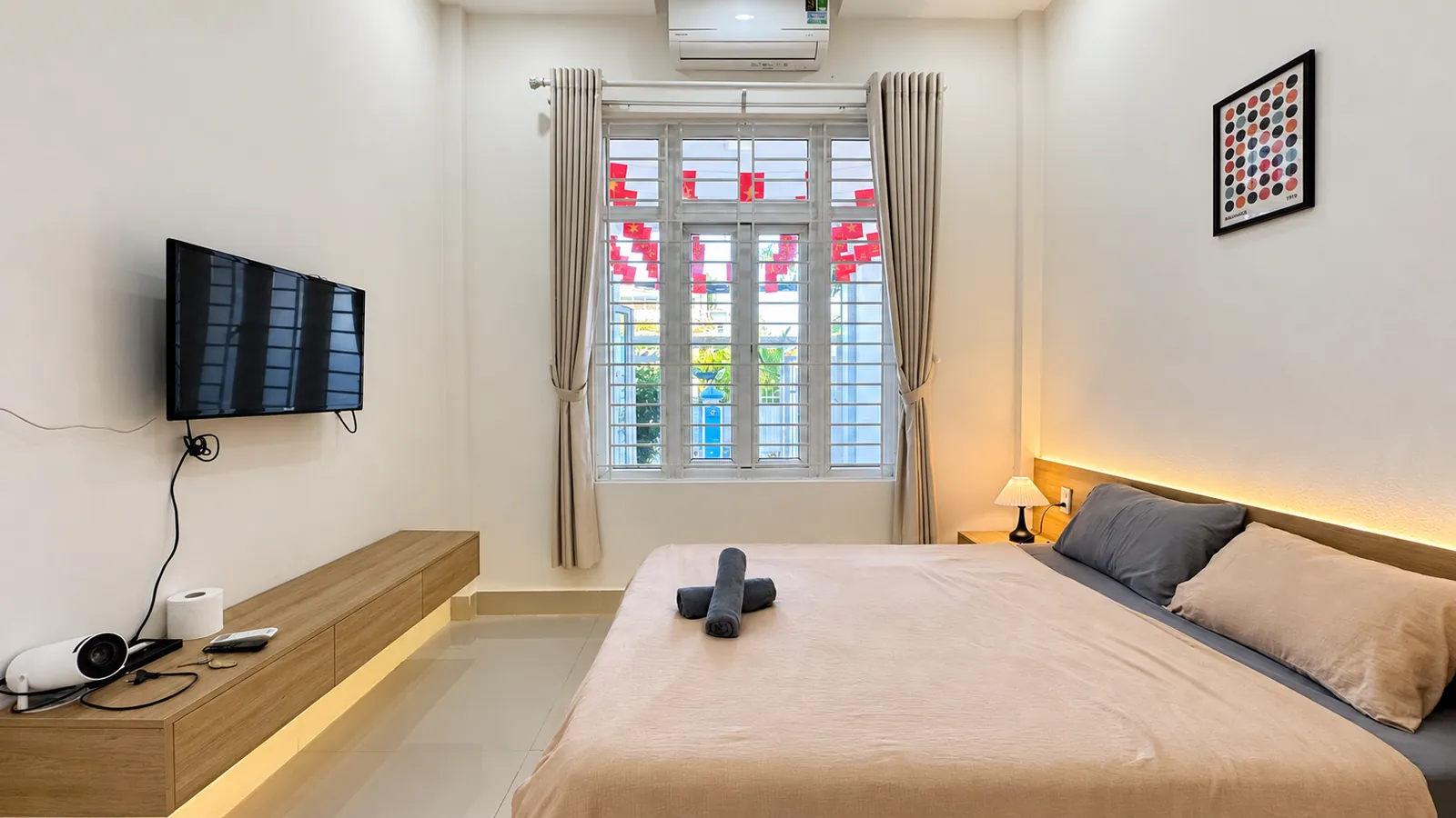 Phòng Xuân – TV treo tường và cửa sổ